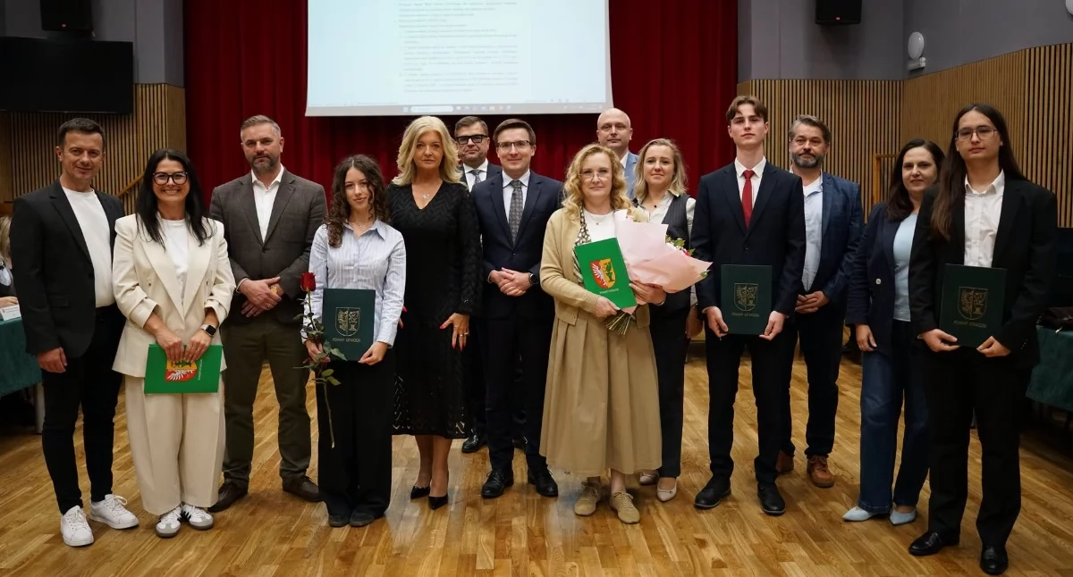 Nagrodzeni uczniowie LO im. Gałczyńskiego, wraz z panią dyrektor i przedstawicielami samorządu powiatowego. Fot. powiat-otwocki.pl