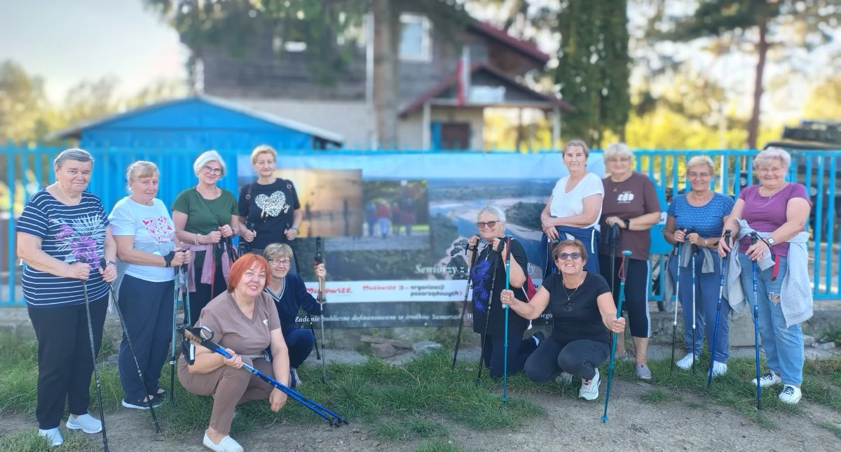 Seniorzy z Nadbrzeża po spacerze z kijkami nad Wisłą