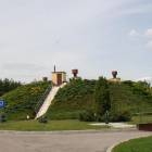 Zbiorniki retencyjne są ukryte pod maskującą zielenią