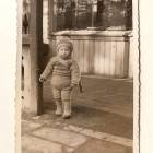 Fragment werandy i witryny wystawowej cukierni Adamkiewicza. Na pierwszym planie syn...