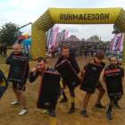 Grupa otwockich sportowców-wolontariuszy w ostatnim RUNMAGEDDONIE. 