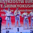 Szymon Olpiński podczas dekoracji (z lewej)