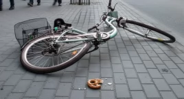 Zdjęcie dotyczy: Potrącenie rowerzystki w Otwocku. Seniorka trafiła do szpitala