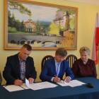 Podpisanie umowy na budowę ścieżek rowerowych w UM Otwock. (Fot. Gazeta Otwocka)