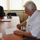 Umowę podpisuje dyrektor ZDP Marek Płaczek  (Fot. powiat-otwocki.pl)