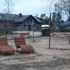 Ławeczki i leżaki nad Świdrem, z tyłu oczyszczalnia ścieków