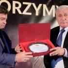 Gratulacje PZPN dla OKS Start na ręce prezesa Janusza Golińskiego przekazał Roman Kosecki
