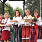 Dożynki w Kołbieli 2021: Teresa Więsik-Wilczek druga z prawej 