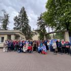 Uczestnicy spaceru wokół ECZ w historycznej bramie obiektu
