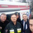 Przekazanie karetki, z prawej - prezes Łukasz Płaczek