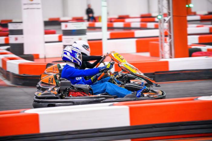 Dzieci i najmłodsi podczas bezpiecznych przejazdów gokartami elektrycznymi – nauka jazdy, emocji i sportowej rywalizacji pod okiem zespołu instruktorów.