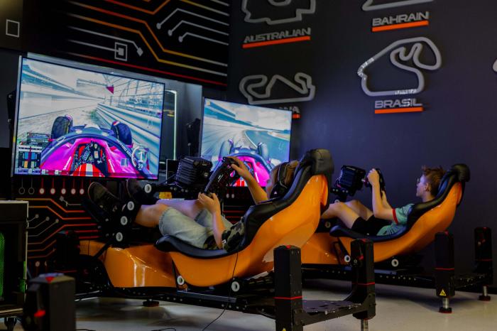 Wieczór kawalerski i urodziny na torze kartingowym w Warszawie – świetne miejsce na rozrywkę, voucher prezentowy i niezapomnianych emocji.