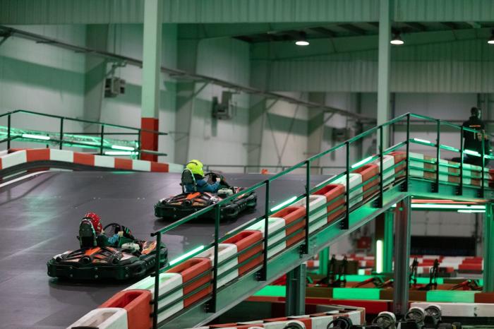 Nowoczesny tor kartingowy w Polsce z dwupoziomową trasą, elektrycznymi gokartami i dużą powierzchnią hali zapewniający komfort i bezpieczeństwo uczestników.