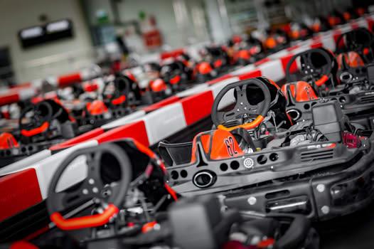 Nowoczesne gokarty wyposażone w pasy bezpieczeństwa i systemy kontroli prędkości – jazdy dostosowane do dzieci, młodzieży i dorosłych.