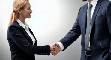 Zmiana pracy 2025. Lokalne urzędy szukają pracowników
