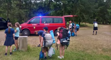 Bezpieczni mimo ulewy – harcerze z Celestynowa ewakuowani przez strażaków