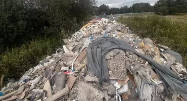Góry śmieci zablokowały drogę do Glinek. Burmistrz Karczewa: „To przestępstwo wobec ludzi i natury”