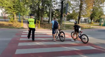 Bezpieczna droga do szkoły – otwoccy policjanci czuwają nad bezpieczeństwem uczniów