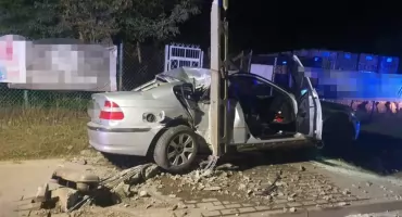 Otwock: 20-latek bez prawa jazdy, pijany i pod wpływem narkotyków rozbił BMW na słupie