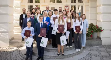 Stypendia św. Jana Pawła II dla najlepszych uczniów Józefowa