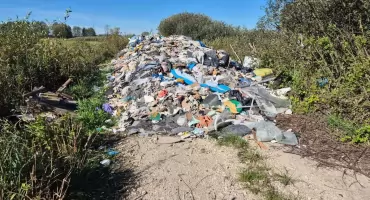 Sprawcy nielegalnego wyrzucenia ton śmieci w gminach Karczew i Wiązowna zatrzymani przez policję