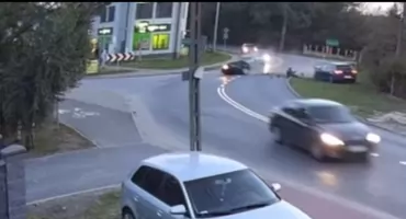 Zderzenie czołowe w Karczewie: 18-latek wyprzedzał na zakręcie i próbował uciec z miejsca wypadku