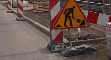 Nowy chodnik w Janowie coraz bliżej! Podpisano umowę na budowę bezpiecznego ciągu dla pieszych