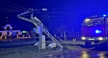 Kierowca BMW skosił słup i uciekł z miejsca zdarzenia w Otwocku Małym