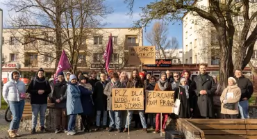 Protest w Otwocku przeciw likwidacji oddziału intensywnej terapii w PCZ. Mieszkańcy: „Chcemy bezpieczeństwa i szacunku”