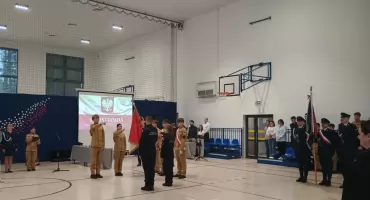 Święto klas mundurowych w otwockim „Nukleoniku”: ślubowanie pierwszaków i awanse uczniów