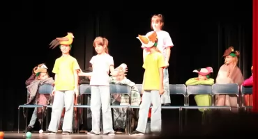 Spotkania Fredrowskie 2025: młodzi aktorzy z całej Polski ożywili klasykę Aleksandra Fredry w Otwocku