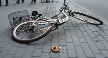 Potrącenie rowerzystki w Otwocku. Seniorka trafiła do szpitala