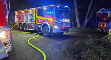 Pożar elektrycznej tesli w Otwocku Wielkim. 35 strażaków walczyło z ogniem