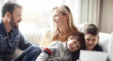 Rozmowa zamiast ocen – jak wspierać dziecko w codziennych sytuacjach