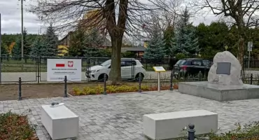 Odnowiony pomnik Batalionów Chłopskich w Warszawicach – miejsce pamięci znów godnie upamiętnia bohaterów
