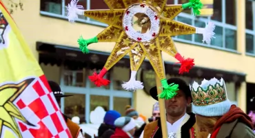Orszaki Trzech Króli w powiecie otwockim. Jasełka uliczne w Otwocku, Kołbieli, Celestynowie, Gliniance i Sobieniach-Jeziorach