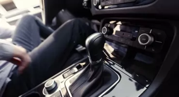 Systemy kontroli trakcji i stabilizacji – jak działają w zimowej praktyce?