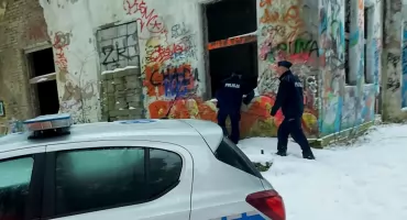Zimą nie zostawiają nikogo bez pomocy. Otwoccy policjanci wspierają mieszkańców w mroźne dni