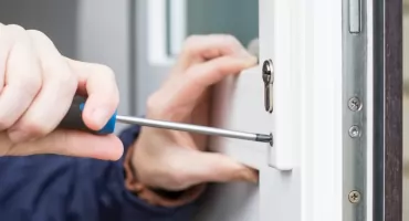 Poradnik: Jak wybrać trwałe i bezpieczne drzwi w Piasecznie