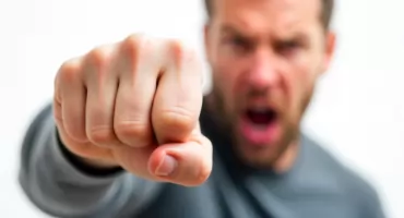 Chuligańska napaść na seniora przed hotelem. 35-latek z zarzutami