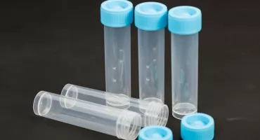 Plastiki laboratoryjne – kiedy sprawdzą się lepiej niż szklane elementy wyposażenia?