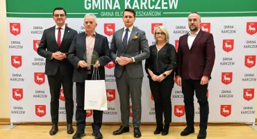Trener MKS Karczew Grzegorz Ankiewicz uhonorowany przez władze gminy