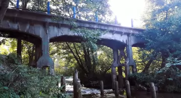 Zamknięcie mostu pieszo-rowerowego nad Świdrem. Rusza remont historycznej przeprawy