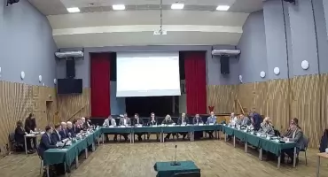 Rada Powiatu Otwockiego ponownie broni mandatów Walo i Rojka. Opozycja nie głosuje