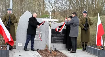 Karczew upamiętnił 77 zamordowanych Romów. Odsłonięto pomnik przy ulicy Wiślanej