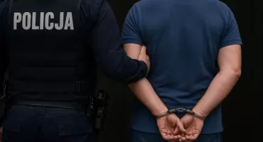 Groził córce i rodzicom śmiercią, zdewastował mieszkanie. 44-latek z powiatu otwockiego trafi na 3 miesiące do aresztu