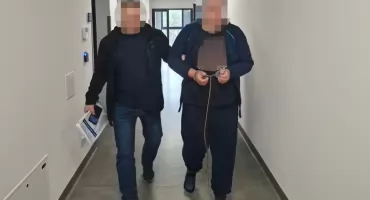 Otwock: Groził nożyczkami w szpitalu i zaatakował policjantów. 27-latek usłyszał trzy zarzuty