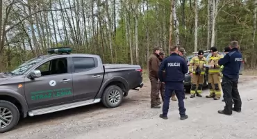 Mundurowi patrolują lasy gminy Wiązowna. Policja, straż leśna i PSP łączą siły