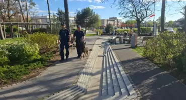 Policja z psem patroluje centrum Otwocka. Skwer przy ul. Andriollego pod szczególnym nadzorem