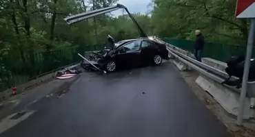 Wypadek na moście w Mlądzu. Toyota uderzyła w barierki